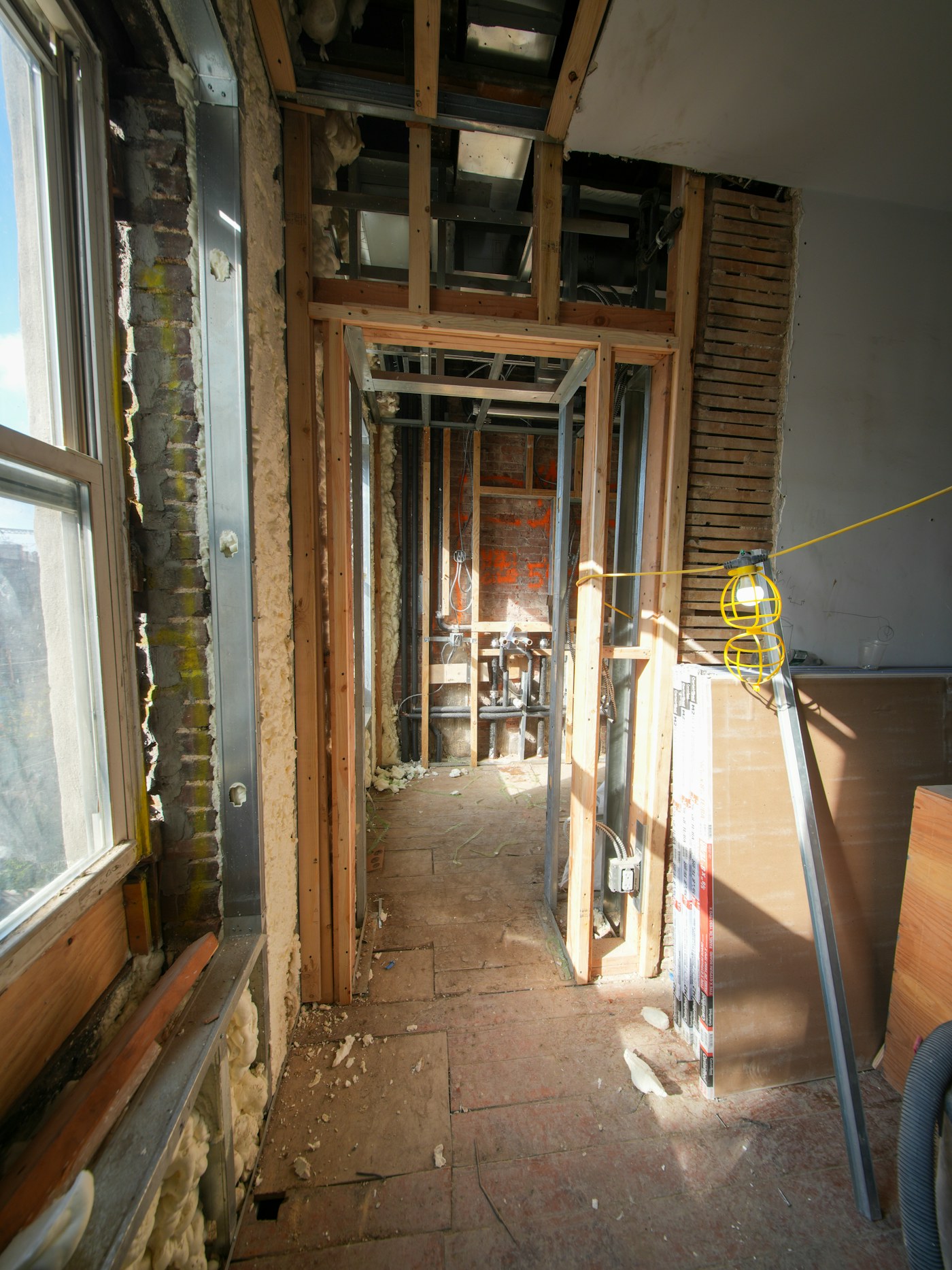 Interior de casă în construcție, la gri